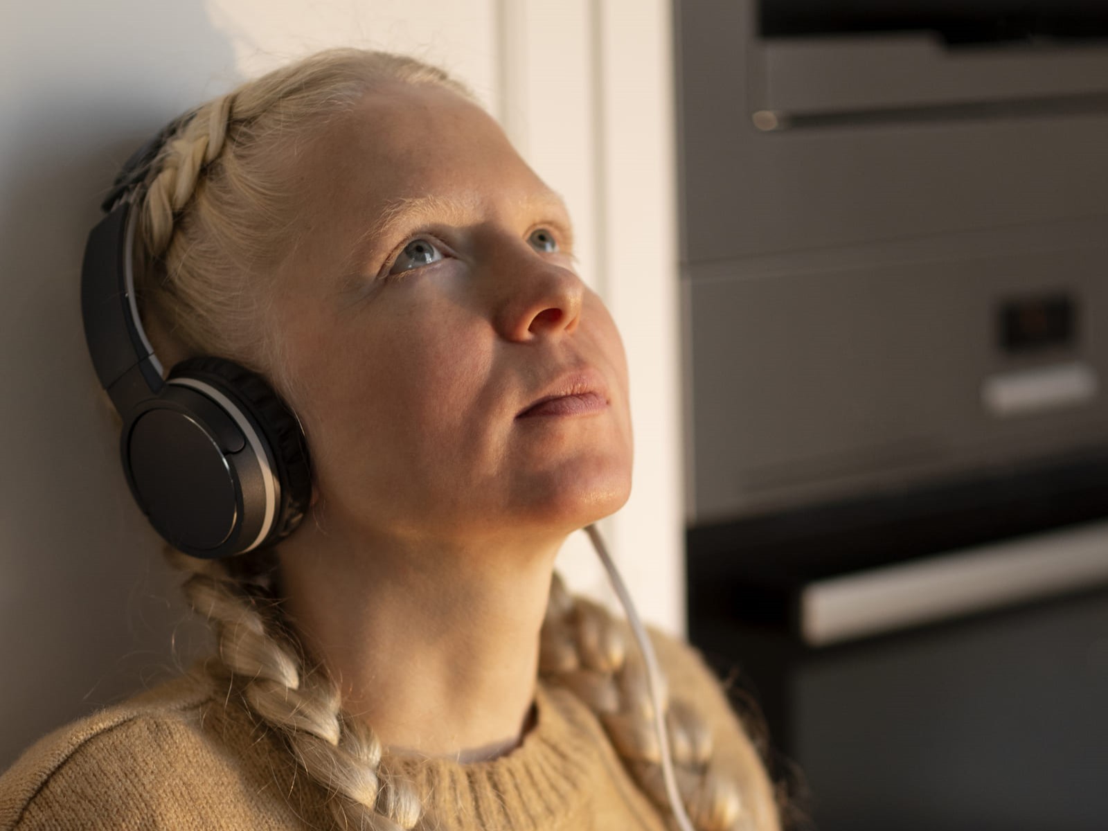Jeune femme avec un casque audio